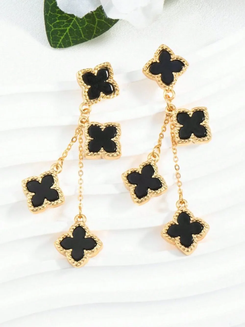 Black Elegant Women's Romantic Four-Leaf Clover Long Pendant Earrings